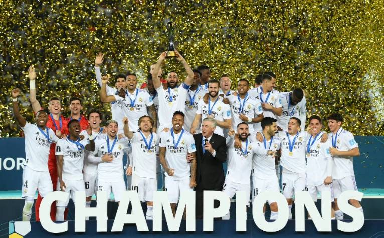 詹皇暂停时斜眼怒瞪艾顿，这表情连东契奇也难以招架，更别说顿巴斯莫尔了！