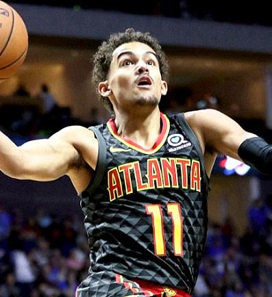 曼联在关键比赛中表现不佳，换人失误导致防守漏洞，边路优势被对手逆转，整体表现令球迷不满。