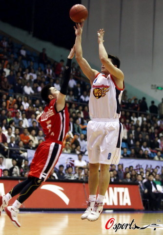 詹姆斯暴扣强势开场 首节6分钟砍7分