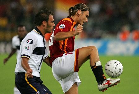 邮报：曼联正与纽卡争夺谢什科，为遵守PSR愿低价出售霍伊伦